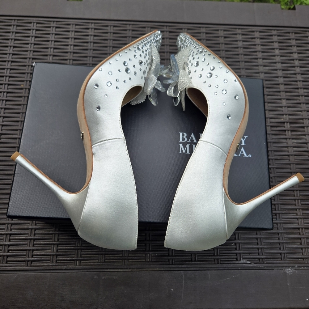 Badgley Mischka Halo White Flower Crystal Embellished Pointed Toe Heels NEW - Picture 6 of 14